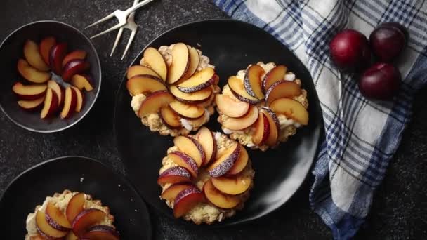 Deliciosas mini tartas caseras con fruta fresca de ciruela en rodajas — Vídeo de stock