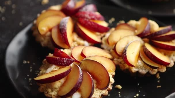 Deliciosas mini tartas caseras con fruta fresca de ciruela en rodajas — Vídeo de stock