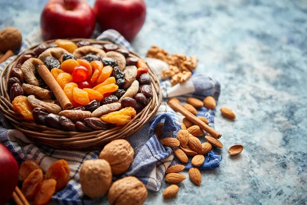 Composición Frutos Secos Frutos Secos Pequeño Cuenco Mimbre Colocado Sobre — Foto de Stock