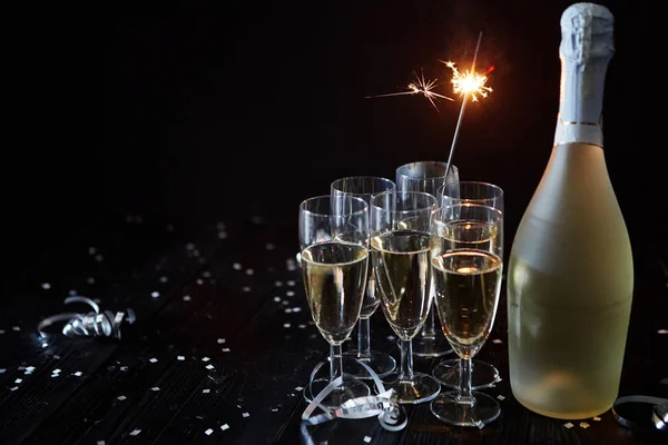 パーティー構成イメージ。黒テーブルの上に置かれたシャンパンで満たされたメガネ — ストック写真