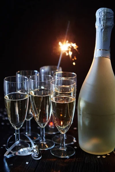Imagem da composição do partido. Copos cheios de champanhe colocados na mesa preta — Fotografia de Stock