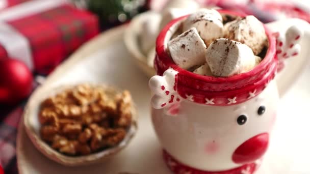 Delicioso caseiro Natal chocolate quente ou cacau com marshmellows — Vídeo de Stock