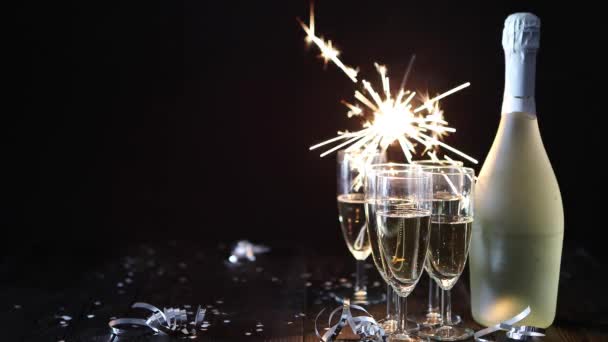 パーティー構成イメージ。黒テーブルの上に置かれたシャンパンで満たされたメガネ — ストック動画