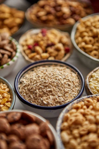Enfoque cercano y selectivo. Composición de los diferentes tipos de cereales —  Fotos de Stock