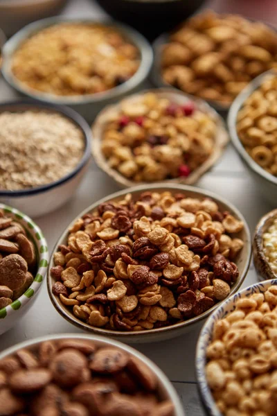Enfoque cercano y selectivo. Composición de los diferentes tipos de cereales — Foto de Stock