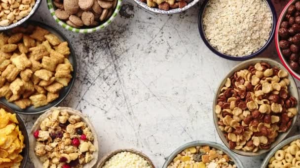 Verschiedene Sorten Getreide in Keramikschalen auf dem Tisch — Stockvideo