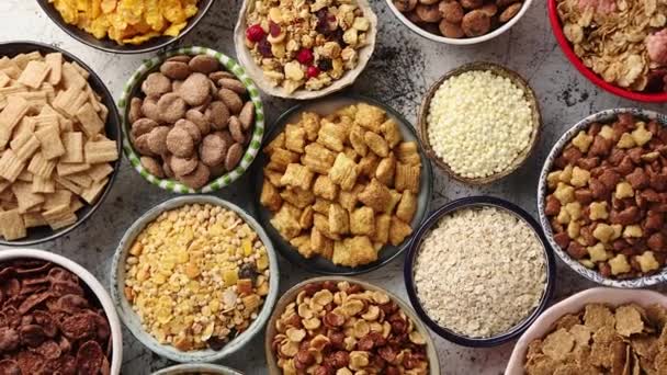 Surtido de diferentes tipos de cereales colocados en cuencos de cerámica en la mesa — Vídeos de Stock