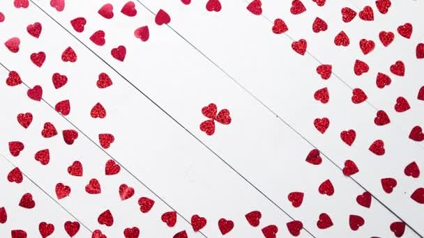 Valentijnsdag Decoratie Samenstelling Hart Vormige Rode Pailletten Witte Houten Tafel — Stockvideo