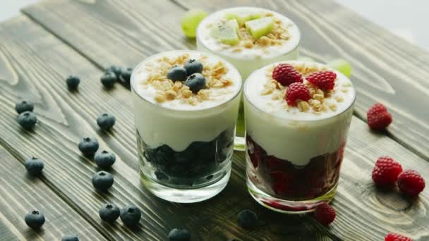 Очки с фруктовыми и йогуртовыми десертами — стоковое видео