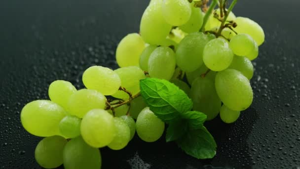 Зеленый виноград на мокром столе — стоковое видео