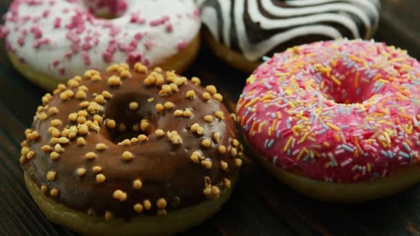 Heerlijke geglazuurde donuts op glas — Stockvideo