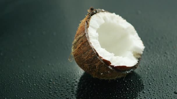 Половина білого свіжого кокоса — стокове відео