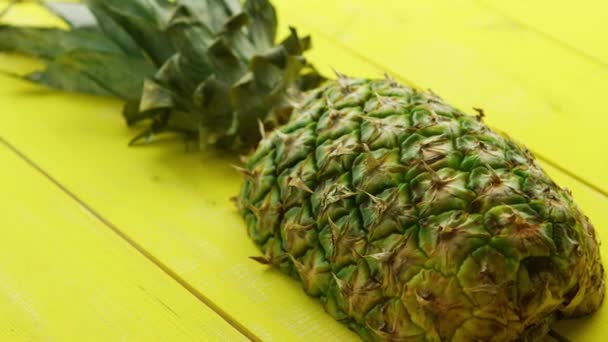 Hälften av ananas på gul trä — Stockvideo