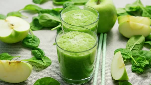 Groene smoothie in glazen en ingrediënten — Stockvideo