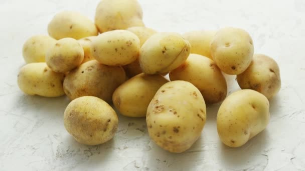 Ungeschälte, saubere Kartoffeln in Großaufnahme — Stockvideo