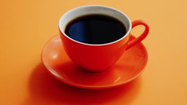 Чашка черного кофе — стоковое видео