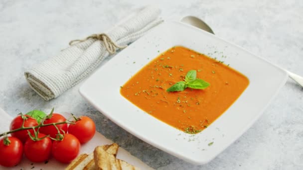 Sopa de tomate servido con pan crujiente — Vídeo de stock