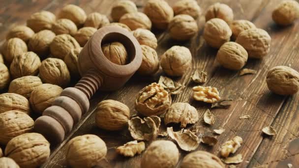 Nueces y Cascanueces en la mesa — Vídeos de Stock