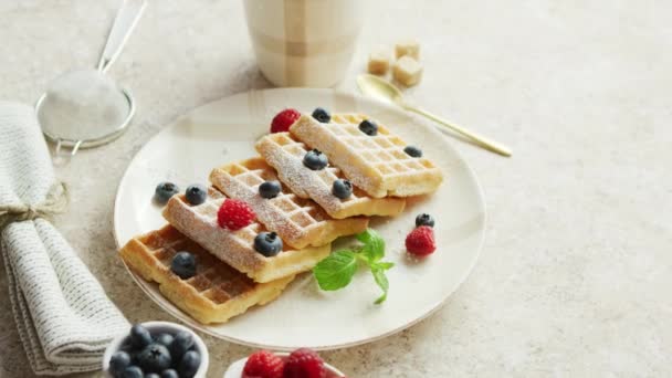 Gofres en el plato y taza de café — Vídeos de Stock