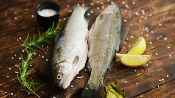 Especias y limón alrededor del pescado — Vídeos de Stock