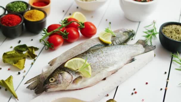 Especiarias e tomates em torno do peixe — Vídeo de Stock