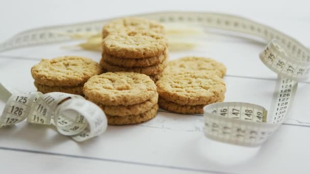 Egészséges zabliszt cookie-kat a fehér fa háttér, oldalnézetből. — Stock videók