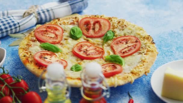 Taraftan ateş mavi taş masada güzel İtalyan pizza servis — Stok video