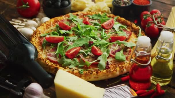 Italienischer Esshintergrund mit Pizza, roher Pasta und Gemüse auf Holztisch — Stockvideo