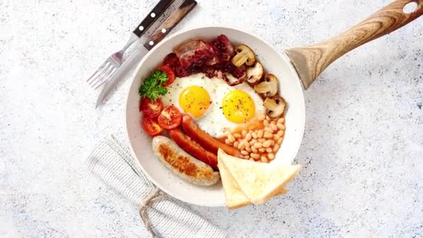 Petit déjeuner anglais complet servi dans une casserole — Video