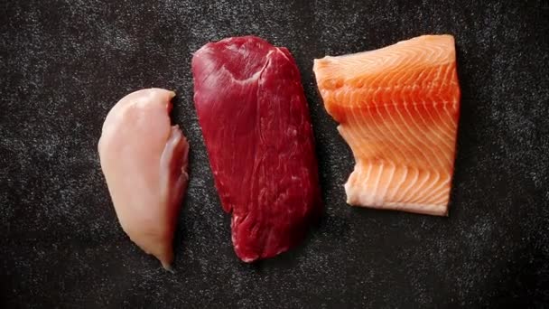 Свежий стейк из говядины, куриная грудка и филе лосося — стоковое видео
