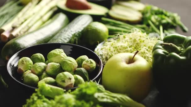 Зеленые антиоксидантные органические овощи, фрукты и травы — стоковое видео