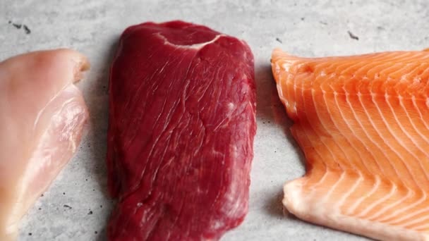 Свежий стейк из говядины, куриная грудка и филе лосося — стоковое видео