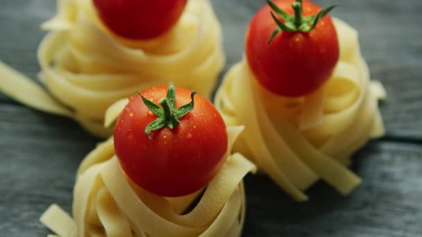 Klasar av pasta med våta tomater — Stockvideo