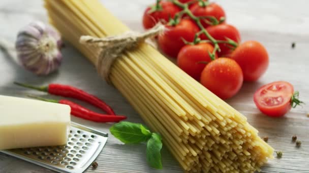 Närbild Gäng Bundet Spaghetti Träbord Med Mogna Tomater Och Bit — Stockvideo