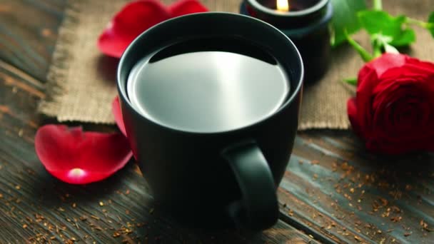 Mug de boisson et roses rouges — Video