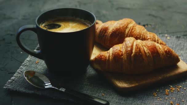 Croissants e xícara de café — Vídeo de Stock