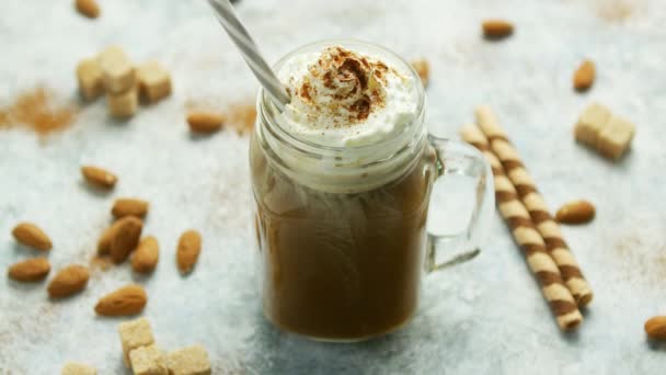 Kopp kakao med vispgrädde och karamell — Stockvideo