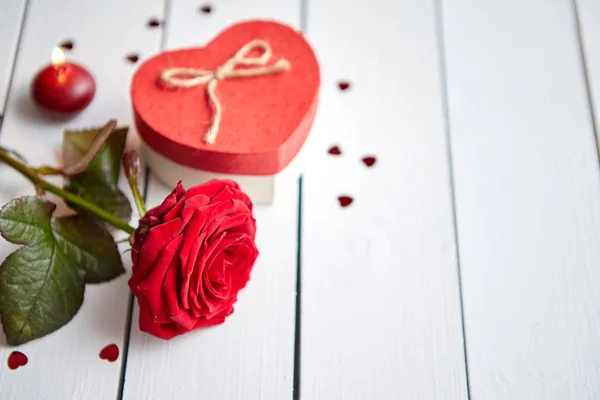 Rosa roja fresca en la mesa de madera blanca — Foto de Stock