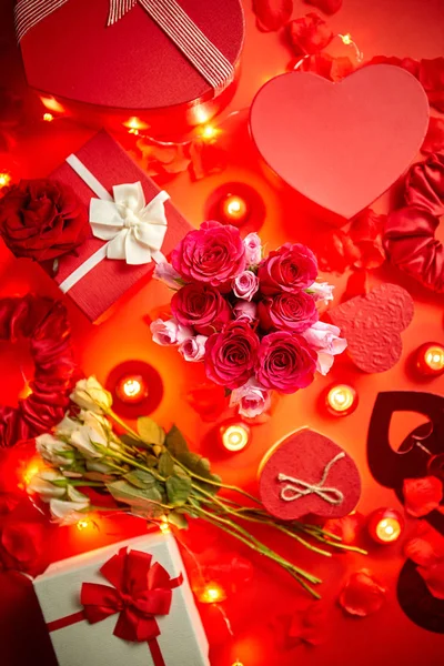 Ημέρα του Αγίου Βαλεντίνου ρομαντική διακόσμηση με τριαντάφυλλα, συσκευασμένο δώρα, κεριά — Φωτογραφία Αρχείου