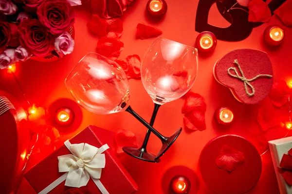 Décoration romantique Saint Valentin avec roses, verres à vin, cadeaux en boîte, bougies — Photo