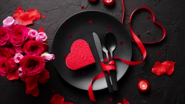 Día de San Valentín, mesa y concepto de cena romántica . — Vídeo de stock