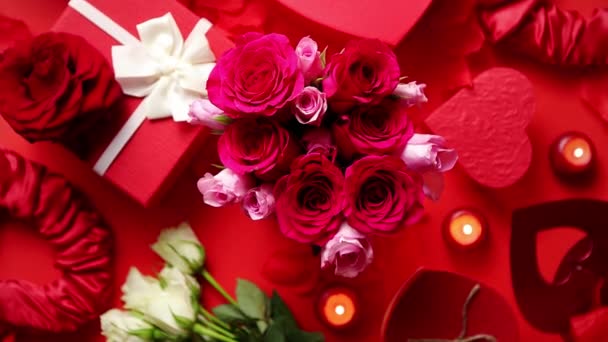 Décoration romantique Saint Valentin avec des roses, des cadeaux en boîte, des bougies — Video