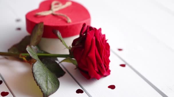 Свіжа червона квітка троянди на білому дерев'яному столі — стокове відео