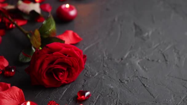 Vörös rózsa, szirmok, gyertyák, Ismerkedés a kellékek, ajándékok dobozos, szívek, flitterekkel — Stock videók