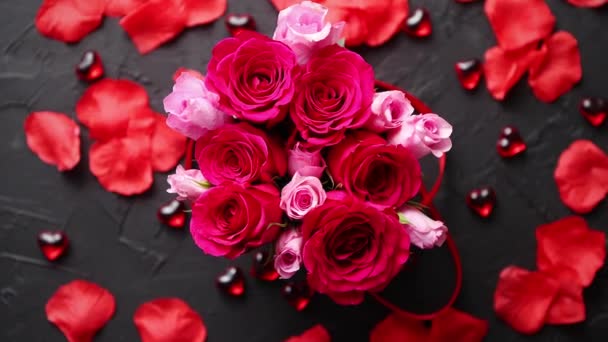 粉红玫瑰花束包装在红色的盒子里 放在黑色的石头背景与复制空间 情人节或浪漫的概念 — 图库视频影像