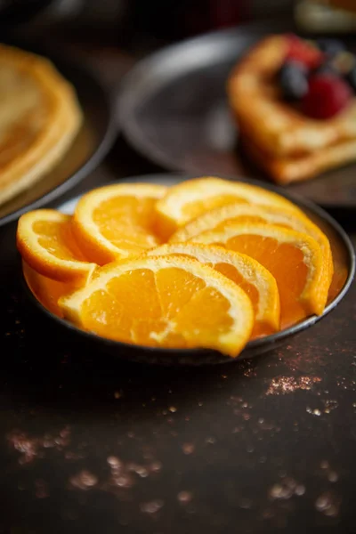 Close up on fresh orange slices placed on ceramic saucer — Stock Photo, Image