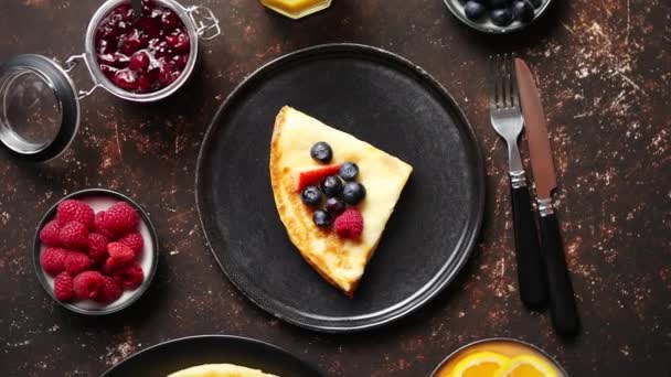 Crêpe maison savoureuse sur plaque en céramique noire . — Video