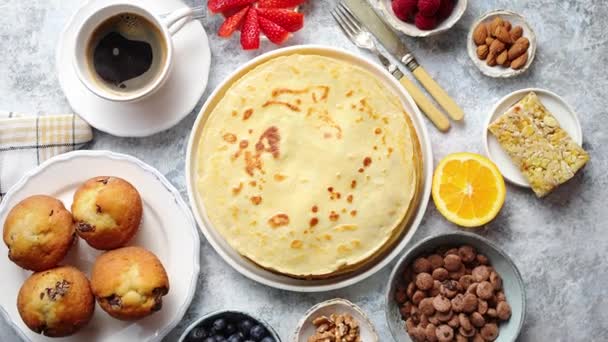 Mesa de desayuno con frutas frescas, panqueques, café, croissants — Vídeos de Stock