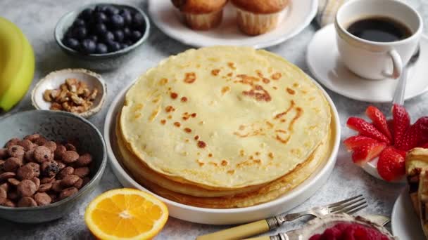 Frühstückstisch mit frischem Obst, Pfannkuchen, Kaffee, Croissants — Stockvideo