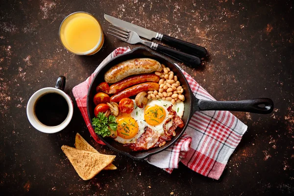 Вкусный английский завтрак в железной сковороде — стоковое фото